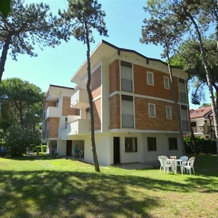 Cozy With Fenced Garden In Lignano Sabbiadoro
