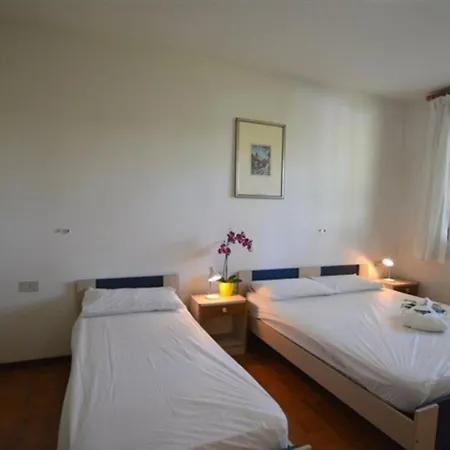 Apartmán Cozy With Fenced Garden In *
