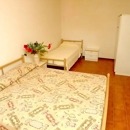 Cozy With Fenced Garden In Lignano Sabbiadoro
